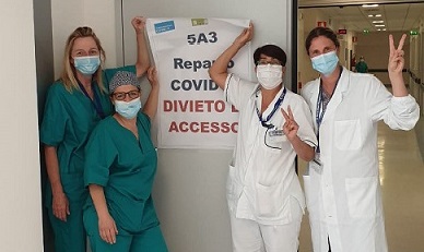 Nella foto il direttore sanitario Silvia Guarducci di fronte all'entrata dell'area medica 