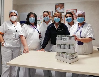  foto della dottoressa Salvestroni insieme ad alcune ostetriche dell'ospedale San Giuseppe di Empoli 
