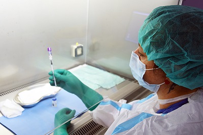 Nella foto un'operatrice intenta nella preparazione intravitreali