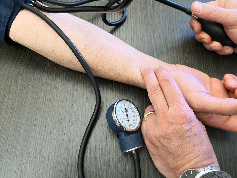 Nella foto misurazione della pressione arteriosa