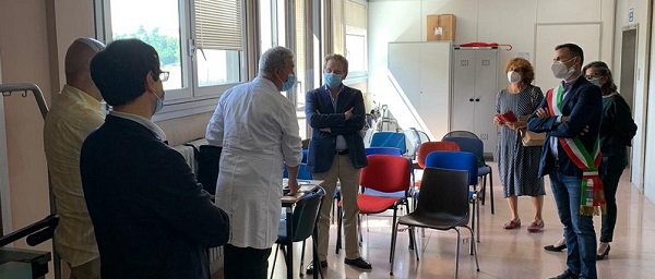 In  foto: Franco Franceschini mostra l'ecografo insieme ai medici dell'ospedale e al sindaco Casini
