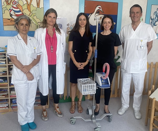 Nella foto un momento della donazione del macchinario per l'ossigenoterapia alla pediatria dell'Ospedale di Empoli