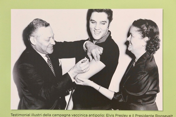 Una delle foto presenti nella mostra: ritrae Elvis Presley al momento della vaccinazione per l'antipolio, accanto a lui il medico mentre lo vaccina e dietro Elvis una donna.