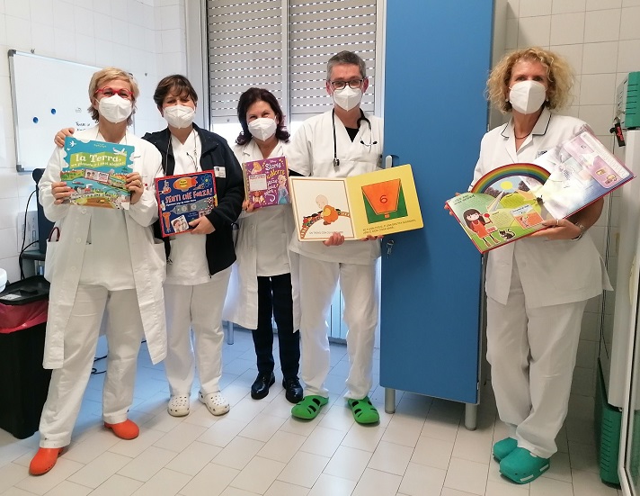 Nella foto gli operatori della Pediatria con i libri in mano