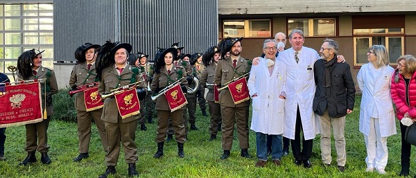 Nella foto i medici dell'ospedale con la Fanfara dei Bersaglieri di Firenze di fronte all'ospedale San Giovanni di Dio
