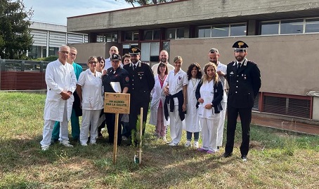 Foto di gruppo davanti allalbero messo a dimora