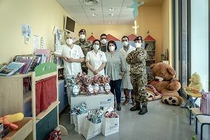 Nelle foto un momento della donazione nell'ospedale San Jacopo