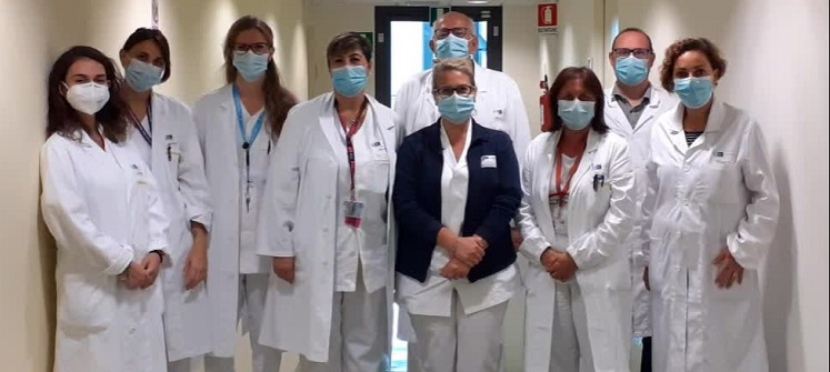 dottor Marco Di Lieto (al centro dietro) con l'équipe oncologica pistoiese e la dottoressa Tomassetto, (dietetica professionale)