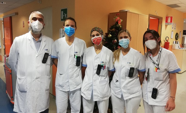 nella foto  il dottor Branchetti e l'équipe infermieristica del setting B di area medica con i nuovi telefoni