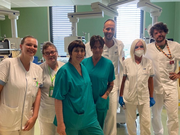 Nella foto il dottor Michelagnoli (al centro) con alcuni colleghi del team medico-infermieristico di anestesia e rianimazione