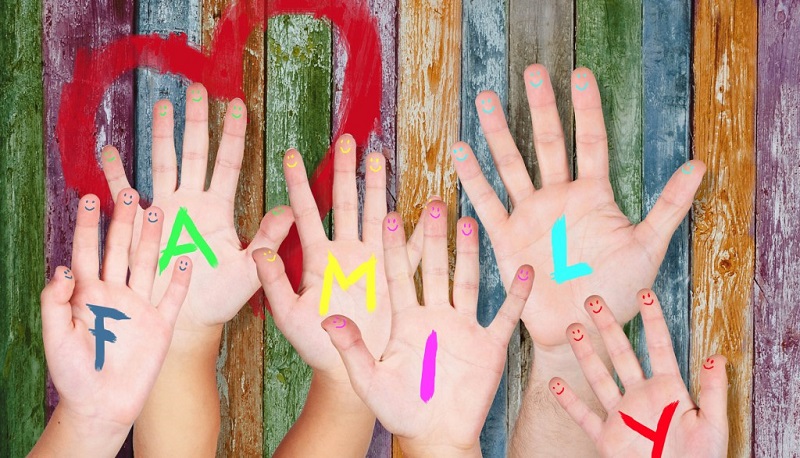 nella foto 6 mani di bambini su ogni mano è riportata una lettera che forma "gìfamily"