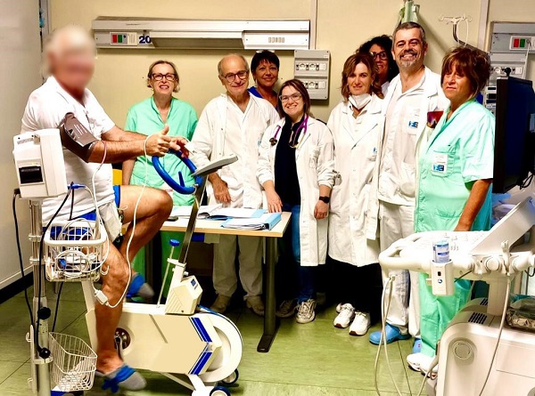Nella foto un paziente in riabilitazione e l'équipe insieme ai dottori Rossini e Stroppa