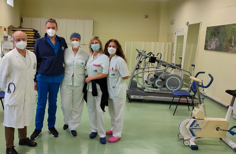 nella foto da sx: dottor Rossini, infermiere Gori, la coordinatrice fisioterapiste Lange, le fisioterapiste Bonaguidi e Dardi