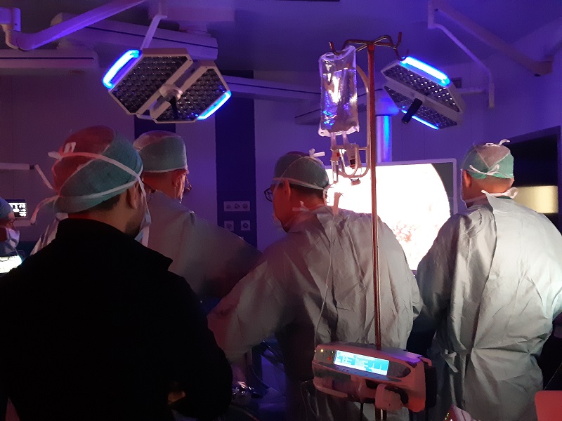 La sala operatoria Santa Maria nuova durante un intervento, quattro operatori sanitari di spalle