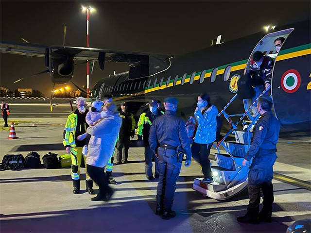 L'Aereo ATR 72 della Guardia di Finanza durante le operazioni di sbarco dei pazienti